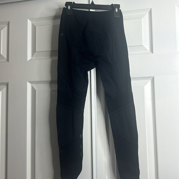Fabletics Hi Rise Net Capri S? Black Read - Picture 4 of 6